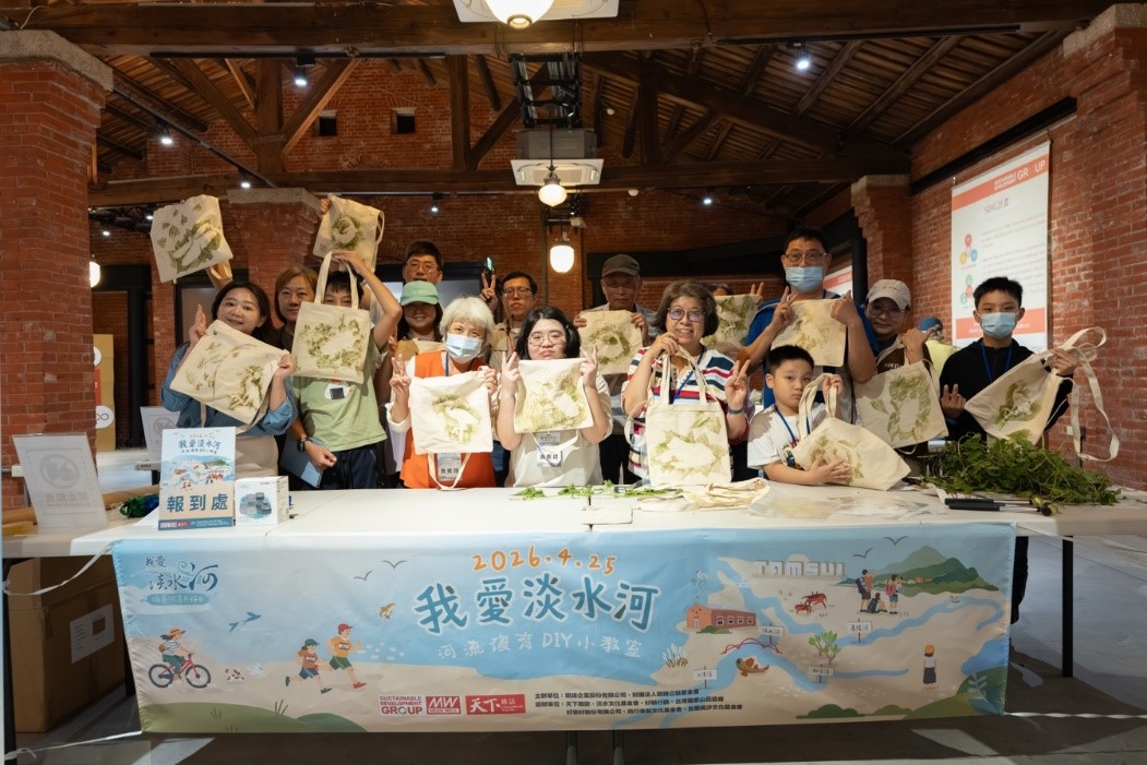 一張含有 服裝, 人員, 室內, 牆 的圖片AI 產生的內容可能不正確。